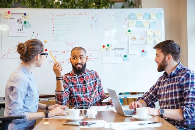 הכלים עובדים נגדכם? 10 סימנים שסטאק ה-MarTech תוקע את השיווק בסטארטאפ — ואיך מתקנים בלי תקציב נוסף